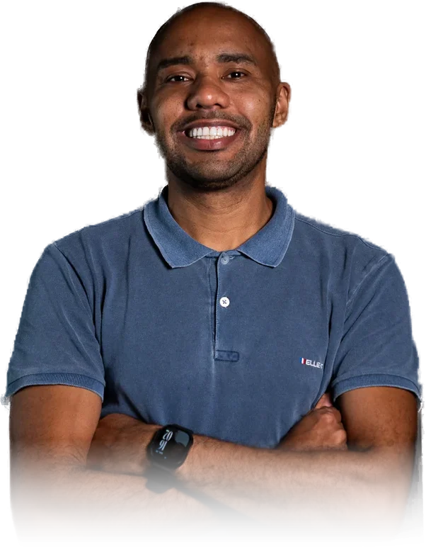 Matheus Black, de braços cruzados, sorrindo